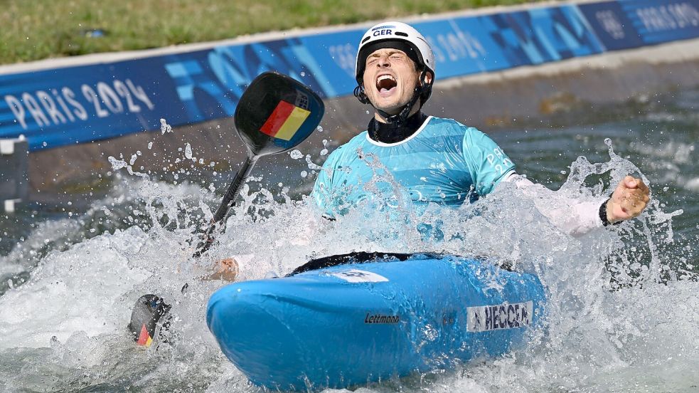 Kajakfahrer Noah Hegge jubelt über Olympia-Bronze. Foto: Sebastian Kahnert/dpa