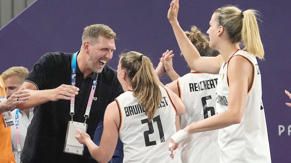 Nowitzki und die deutschen 3x3-Damen nach dem Gold-Coup. Foto: Frank Franklin II/AP