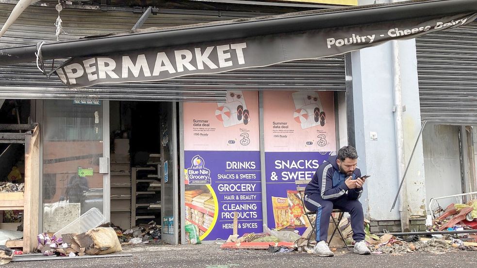 In Belfast wurden Geschäfte zerstört, die von Muslimen geführt werden. Foto: Rebecca Black/PA Wire/dpa