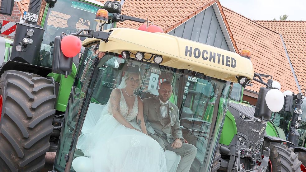 In einer speziellen Kabine ging es für das Brautpaar Marcel und Saskija Buss auf der Fronthydraulik des Fendt 1050 zur Hochzeitsfeier nach Aurich. Foto: Helmut Vortanz