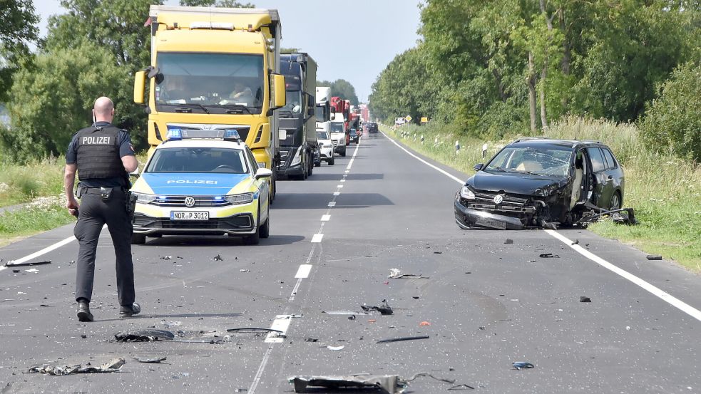 Der beteiligte VW Golf wurde schwer beschädigt. Auf der B 72 bildeten sich in beiden Richtungen lange Staus. Foto: Thomas Dirks