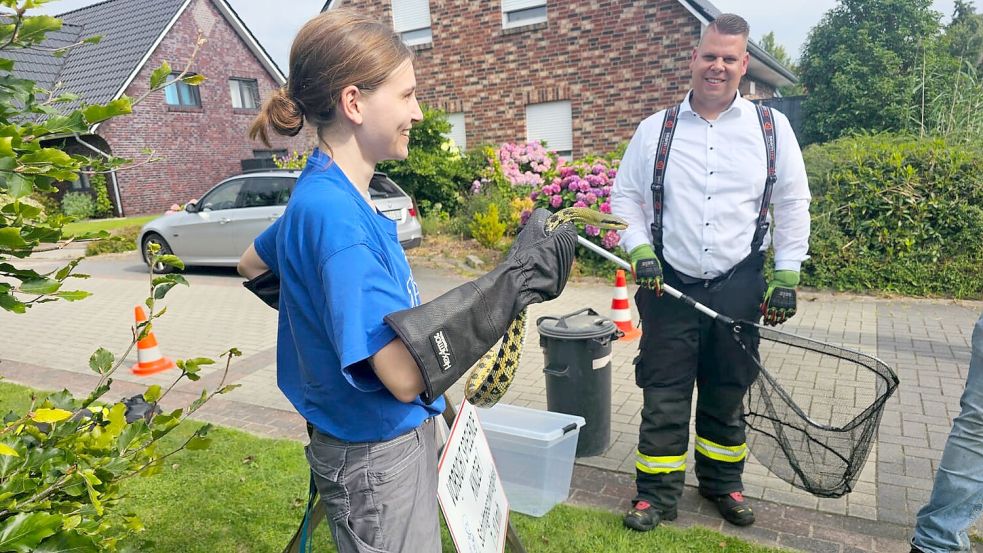 Eine Mitarbeiterin des Tierheims Emden fing die Schlange schließlich ein. Fotos: Feuerwehr