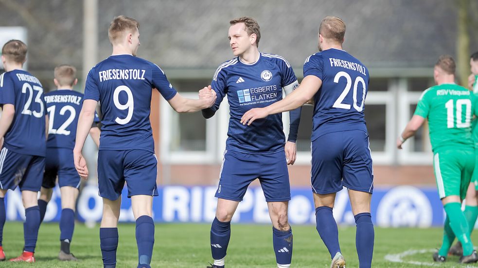 Riepes Torjäger Sven Meier (rechts) und Jannes Popp (links) beglückwünschten TSV-Kapitän Kai Eilers zu seinem Treffer zum 3:1-Zwischenstand gegen Visquard am 21. Spieltag. Riepe siegte am Ende mit 6:2. In der neuen Saison stehen Popp und Meier dem TSV gegenwärtig verletzungsbedingt noch nicht zur Verfügung. Foto: Stephan Friedrichs