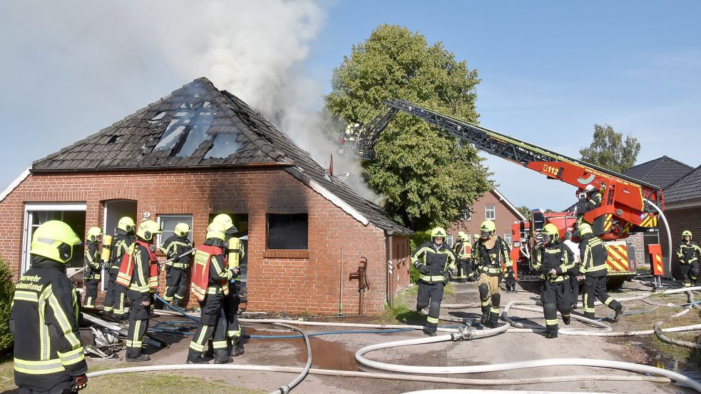 Dichter Rauch stieg aus dem brennenden Wohnhaus am Mittelweg in Osteel. Foto: Thomas Dirks