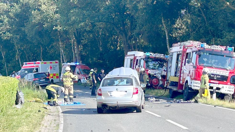 Feuerwehr und Polizei mussten am Dienstagnachmittag zu einem Unfall auf der Bundesstraße 438 zwischen Strücklingen und Idafehn ausrücken. In Wittensand musste ein 75-jähriger Autofahrer aus seinem Wagen befreit werden. Fotos: Giehl/Feuerwehr