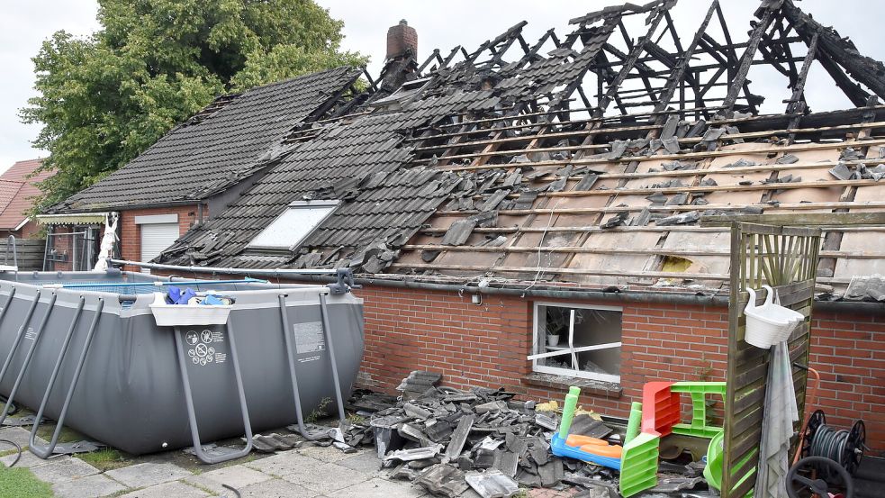 Das Haus am Mittelweg in Osteel, in dem am Dienstag ein Feuer wütete, ist für längere Zeit nicht mehr bewohnbar. Foto: Thomas Dirks