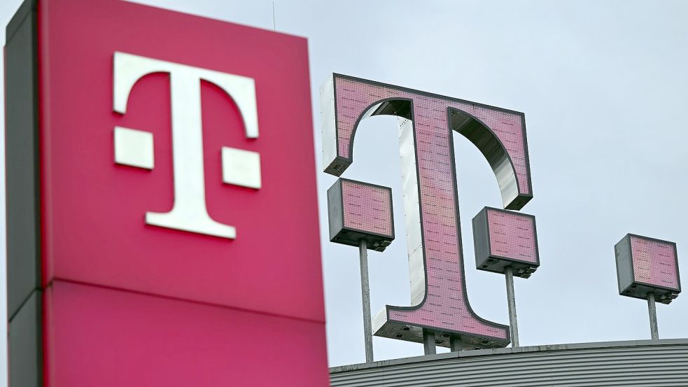 Das Logo der Telekom steht auf dem Dach der Unternehmenszentrale. Foto: Federico Gambarini/dpa