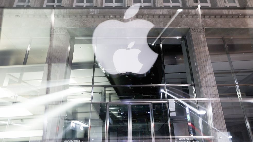 Apple ändert seine Geschäftspraxis: Die App-Macher können direkt in den Anwendungen Angebote bewerben und die Nutzer mit Weblinks zu Websites sowie zu anderen App-Plattformen leiten. Foto: Christian Charisius/dpa