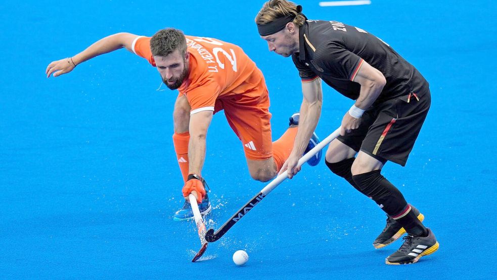 Martin Zwickler (r) im Zweikampf mit dem Niederländer Steijin Van Heijningen. Foto: Aijaz Rahi/AP