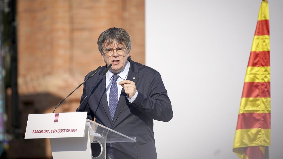 Der katalanische Unabhängigkeitsführer Carles Puigdemont spricht zu seinen Anhängern, nachdem er in der Nähe des katalanischen Parlaments angekommen ist. Foto: dpa/Joan Mateu