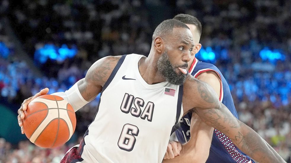 LeBron James und die US-Basketballer spielen um Gold. Foto: Marcus Brandt/dpa