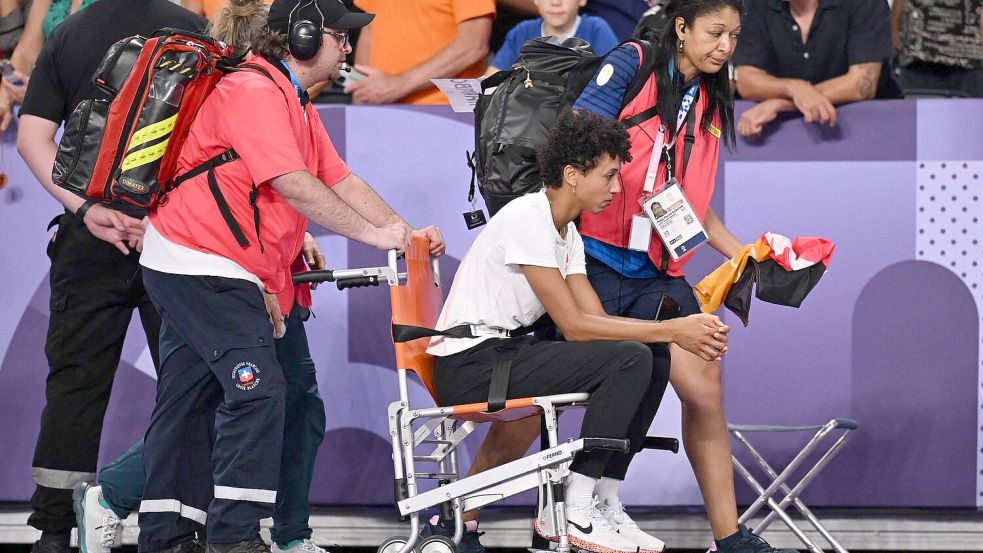 Malaika Mihambo musste nach dem Weitsprung aus dem Stade de France gebracht werden Foto: Kirill Kudryavtsev/AFP/dpa