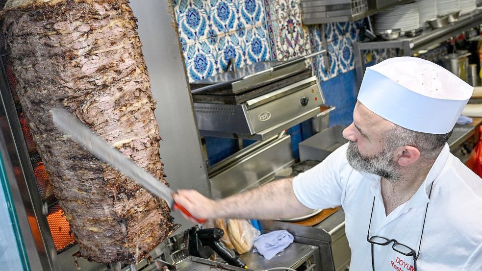 Um den Spieß geht’s: Nach dem Willen eines türkischen Verbands soll die Dönerherstellung künftig klar reglementiert werden. (Archivbild) Foto: Jens Kalaene/dpa