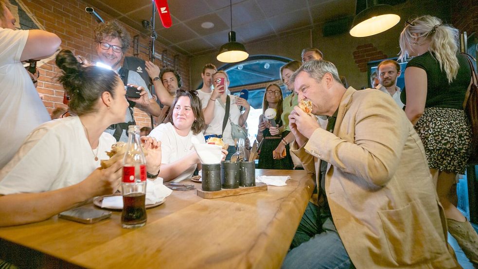 Hat sich als großer Döner-Fan geoutet: Bayerns Ministerpräsident Markus Söder. (Archivbild) Foto: Peter Kneffel/dpa