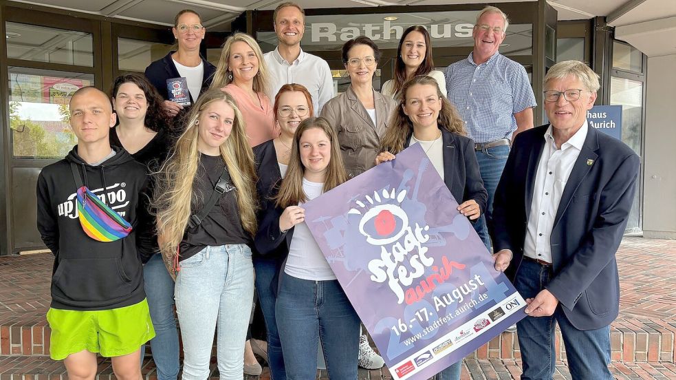 Das Team hinter der Organisation des Stadtfestes: Vertreter der Stadt Aurich, der Eventplanung der Stadt, dem Familienzentrum und dem Förderkreis des Jugendzentrums setzen sich für einen reibungslosen Ablauf des Stadtfestes ein. Foto: Lasse Paulsen