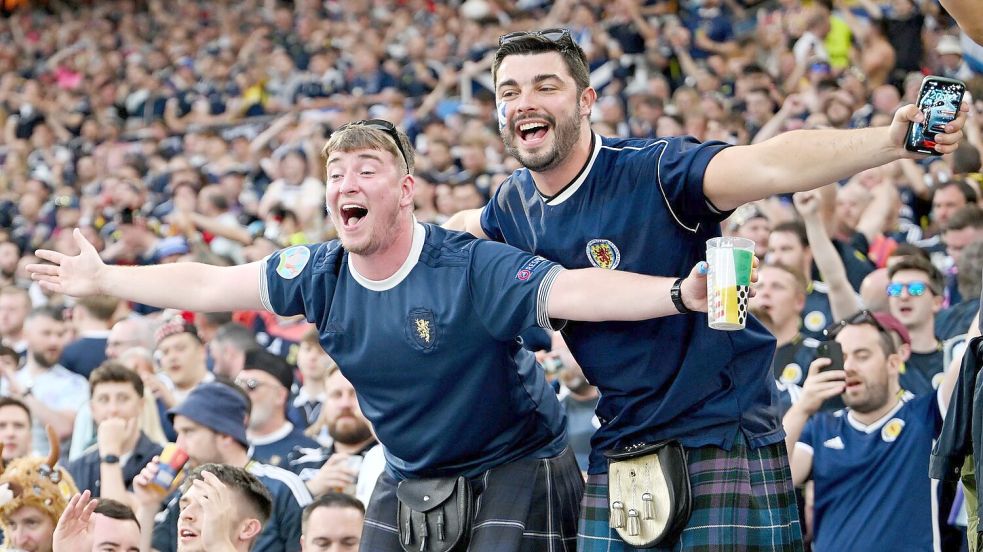 Fußball-Fans wie diese aus Schottland sorgten für einen Übernachtungsrekord in Deutschland. (Archivbild) Foto: Marijan Murat/dpa