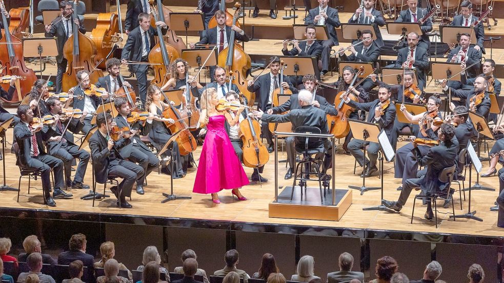 So lässt es sich Geburtstag feiern: Anne-Sophie Mutter ist die Solistin des West-Eastern Divan Orchestra bei Johannes Brahms‘ Violinkonzert, Daniel Barenboim dirigiert. Foto: Patric Leo