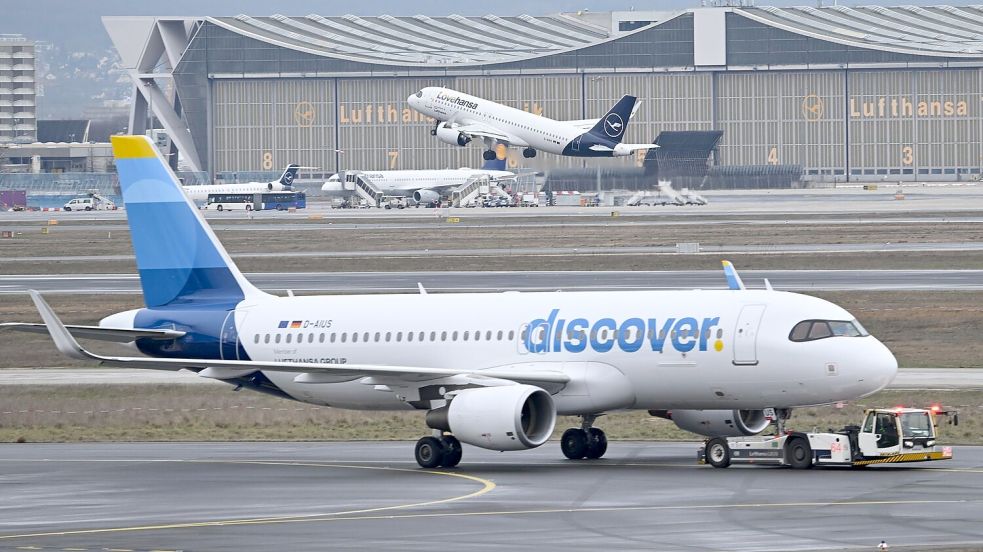 Der Ferienflieger Discover soll im Lufthansa-Konzern kostengünstig Touristen an ihr Ziel fliegen. (Archivbild) Foto: Arne Dedert/dpa