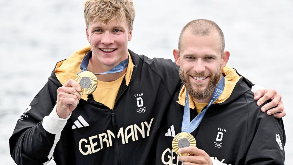 Nach Gold im Kajak-Vierer gab es für das Duo Jacob Schopf und Max Lemke auch Gold im Kajak-Zweier. Foto: Sebastian Kahnert/dpa