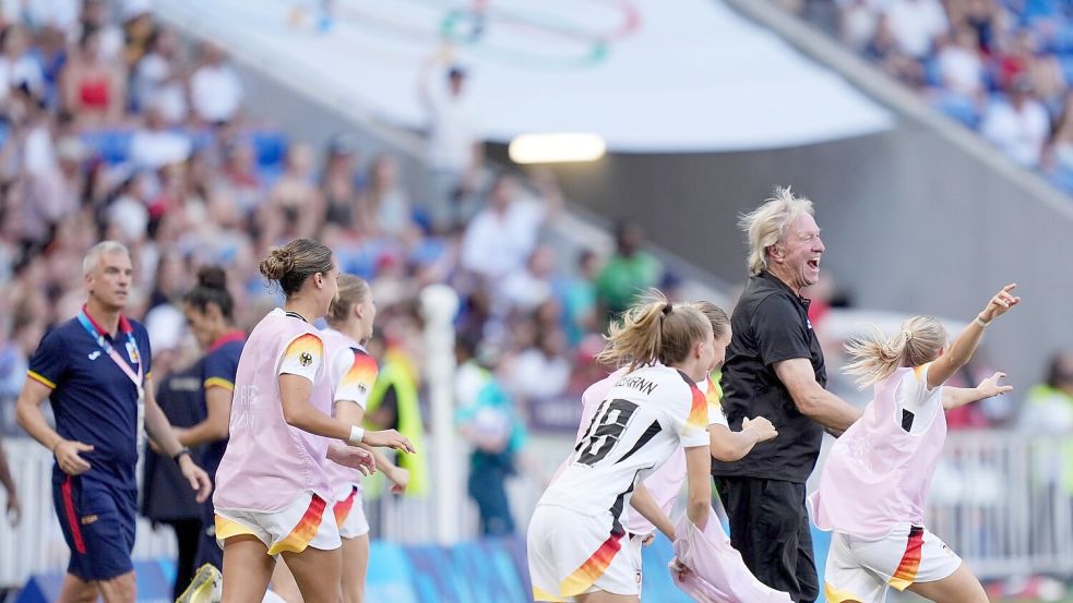 Jubel nach dem Schlusspfiff: Horst Hrubesch und seine Spielerinnen Foto: Marcus Brandt/dpa