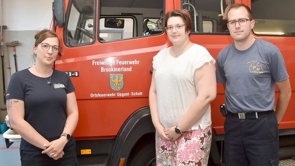 Kinderfeuerwehrwartin Sabrina Juhl (von links), ihre Stellvertreterin Tabea Rühaak und Upgant-Schotts Ortsbrandmeister Stefan Rühaak, der auch Gemeindejugendfeuerwehrwart im Brookmerland ist, freuen sich auf den Start der neuen Kinderfeuerwehr. Foto: Thomas Dirks