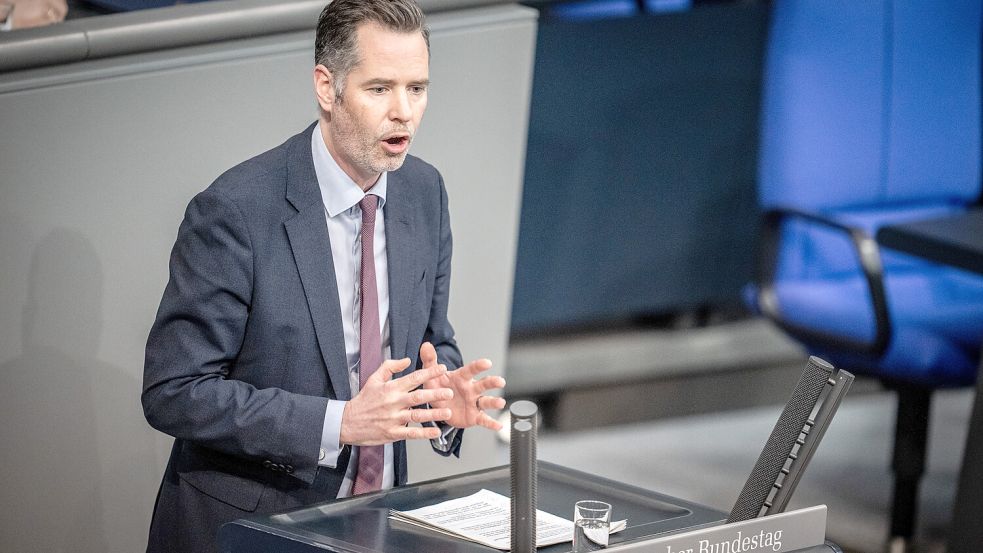 Der Fraktionsvorsitzende der FDP im Bundestag, Christian Dürr, sieht die Meyer Werft als bedeutsamen Wirtschaftsstandort in Niedersachsen. Foto: dpa/Michael Kappeler