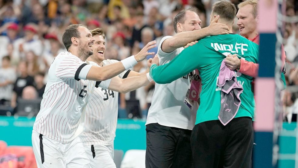 Die deutschen Handballer stehen im Olympia-Finale. Foto: Aaron Favila/AP/dpa