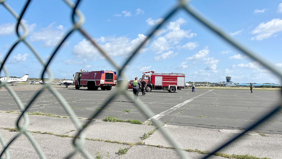 Auf dem Flughafen Sylt haben sich zwei Klima-Demonstratinnen der Letzten Generation kurzzeitig auf dem Rollfeld festgeklebt. Foto: Lea Sarah Albert/dpa