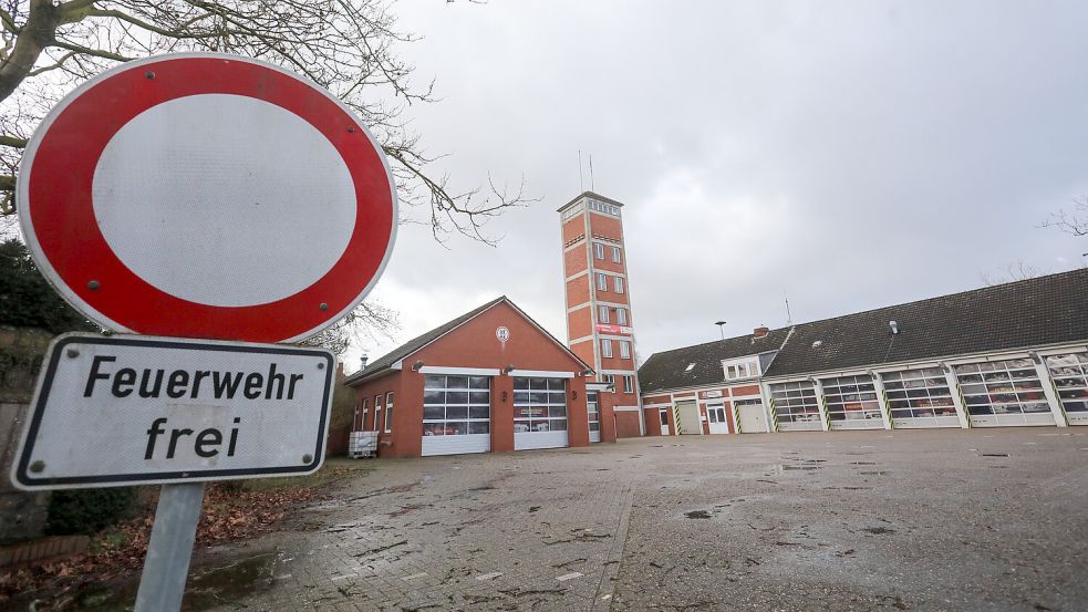 Das Feuerwehrhaus in Aurich stammt aus den 1960er Jahren. Am alten Standort gibt es nicht genügend Platz für die erforderlichen Erweiterungen. Foto: Romuald Banik