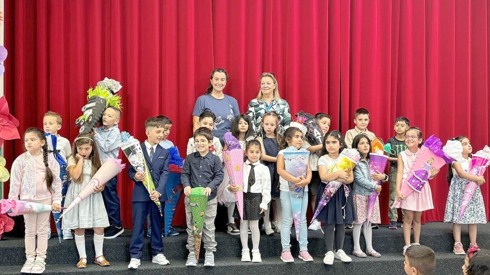 Die Klasse 1a durfte sich als Erste auf der Bühne der Aula in der Lambertischule versammeln. Foto: Lasse Paulsen