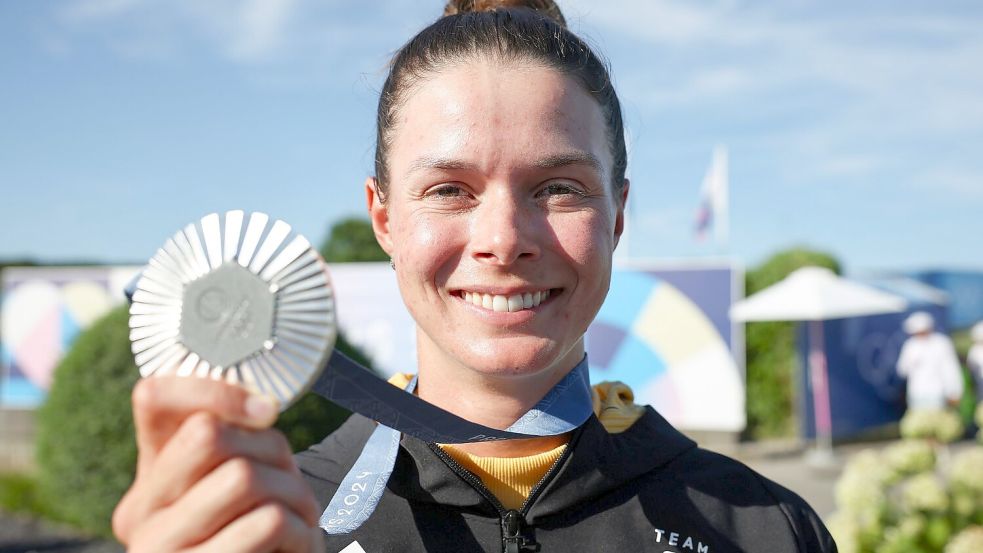 Präsentiert stolz ihre Silbermedaille: Golferin Esther Henseleit. Foto: Jan Woitas/dpa