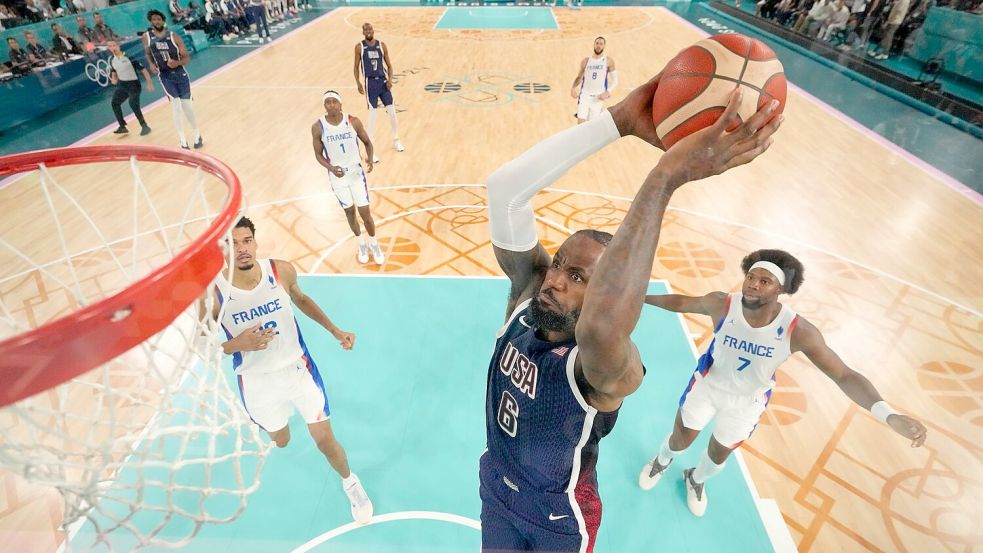 Superstar LeBron James führt das US-Team an. Foto: Mark J. Terrill/Pool AP/dpa