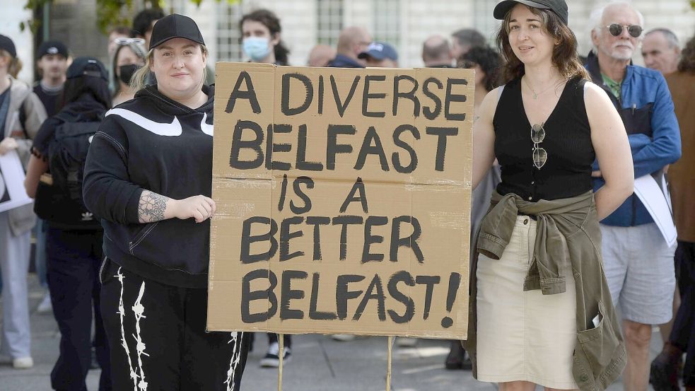 Tausende Menschen haben in den vergangenen Tagen in Belfast gegen rechte Gewalt demonstriert. (Archivbild) Foto: Mark Marlow Media Assignments/PA Wire/dpa