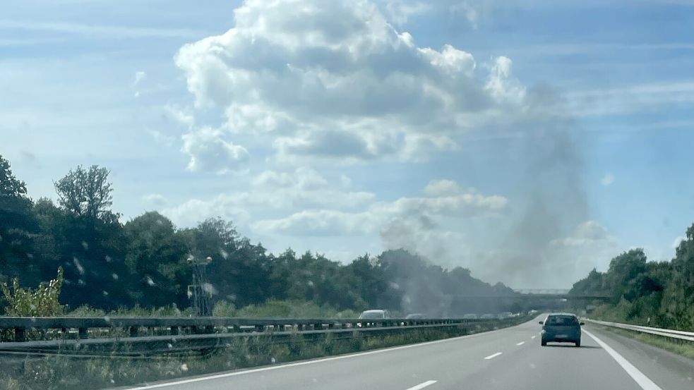 Rauch stand am Samstagnachmittag über der Autobahn 28 bei Leer. Foto: Bohlen