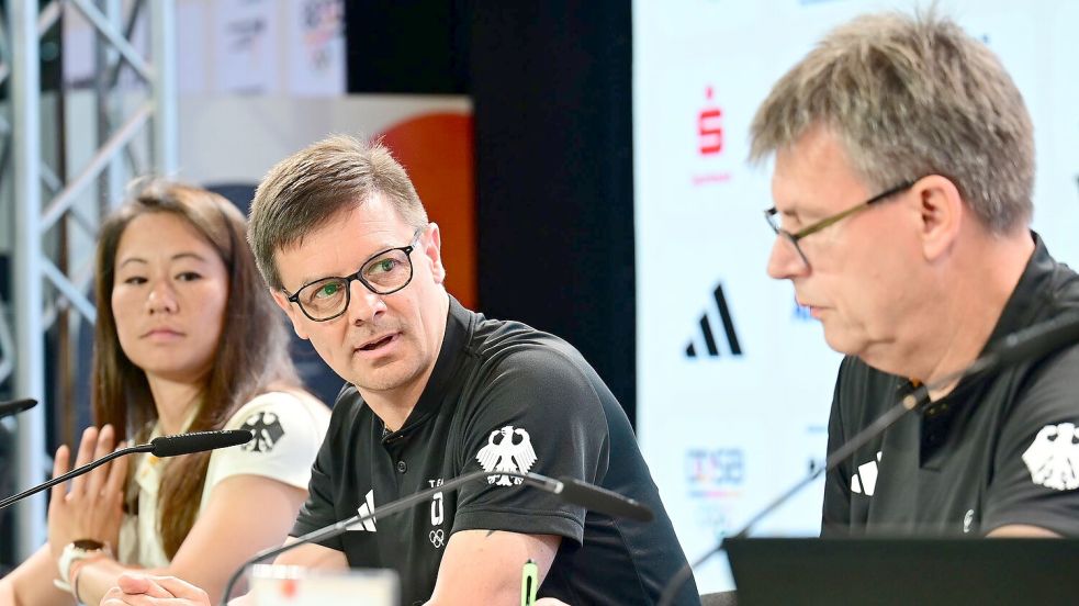 Gemischte Bilanz: Olaf Tabor und Thomas Weikert (r) sprechen im Deutschen Haus. Foto: Sina Schuldt/dpa