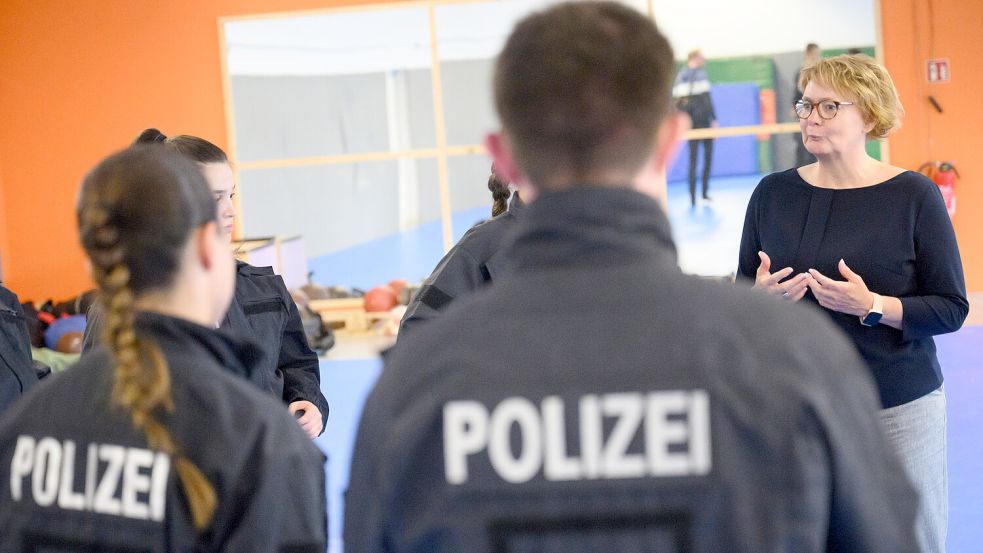 Die niedersächsische Innenministerin Daniela Behrens akzeptiert keine Gewalt gegen Einsatzkräfte von Polizei, Feuerwehr und Rettungsdiensten. Foto: DPA