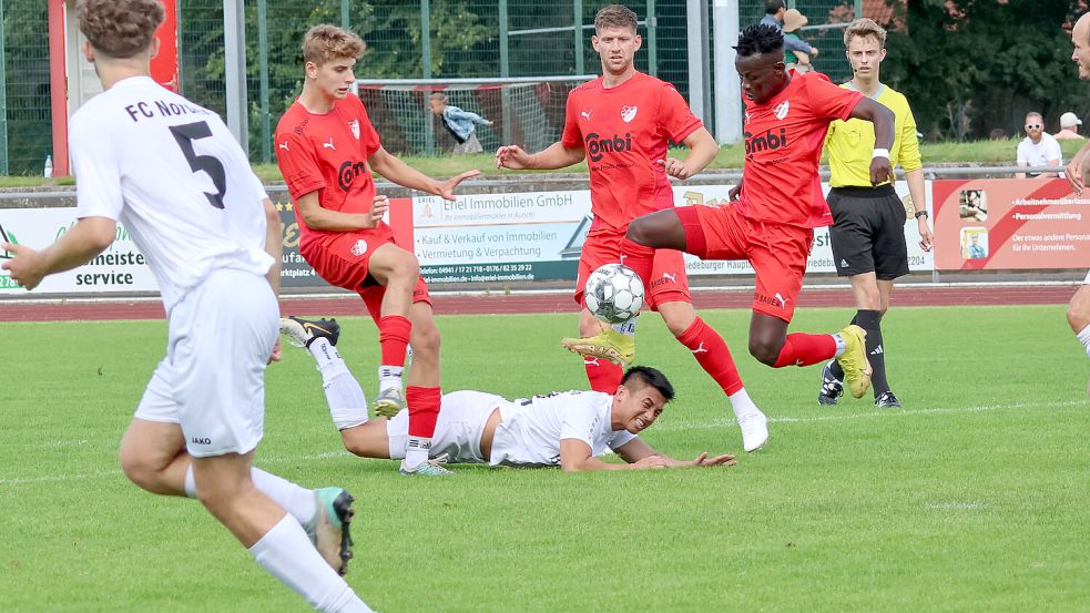 Eine Szene mit Symbolcharakter: Ein Norder am Boden und die Auricher im Vorwärtsgang in einer torreichen und einseitigen Partie auf dem Rasen im Ellernfeldstadion. Am Ende verpasste die Mannschaft von Trainer Claudio Casto zwar einen zweistelligen Sieg, übernahm aber die Tabellenführung der Bezirksliga. Fotos: Helmut Vortanz