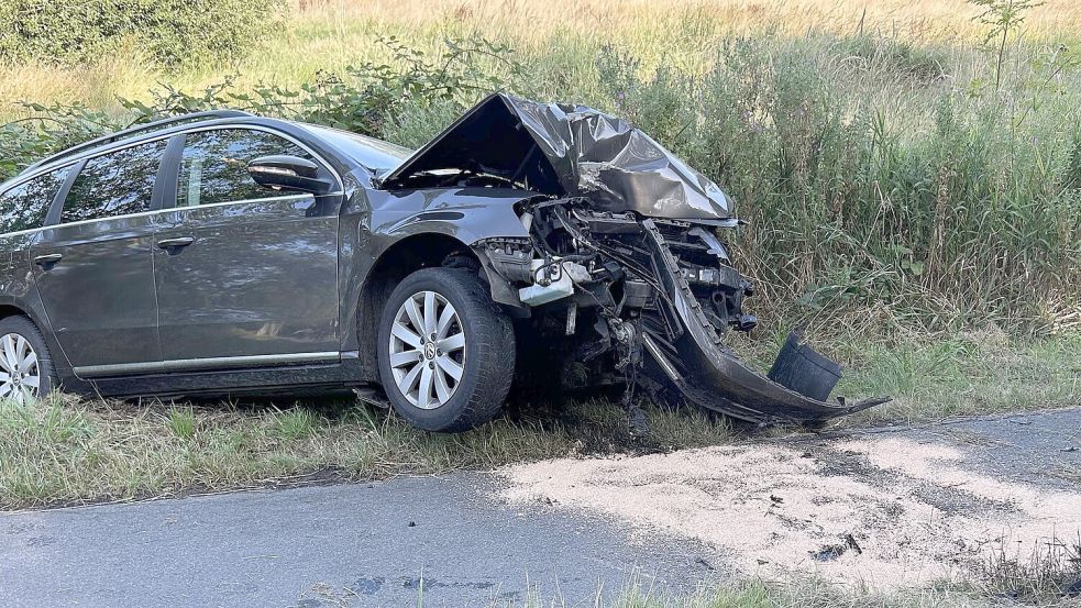 Aus dem Auto, das bei dem Unfall beschädigt wurde, lief unter anderem Öl aus, das Mitglieder der Feuerwehr beseitigten. Foto: Feuerwehr/Hilko Ulferts