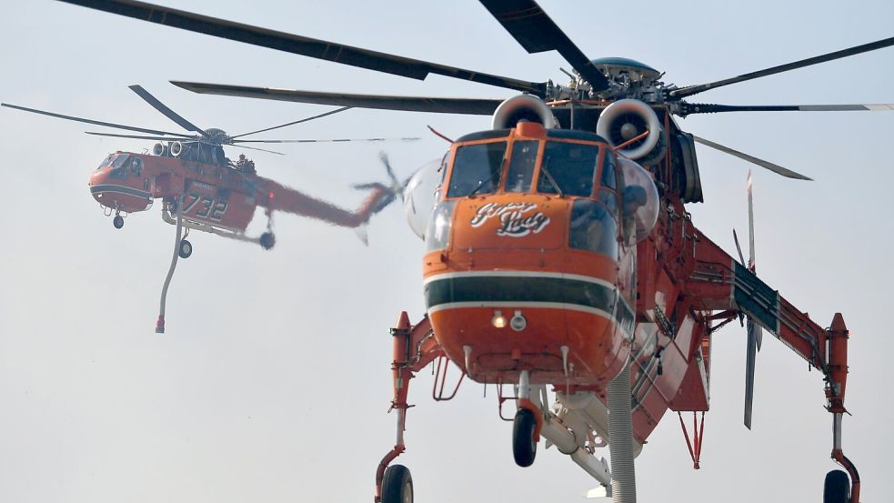 Dutzende Löschhubschrauber und -flugzeuge sind im Einsatz Foto: Michael Varaklas/AP/dpa