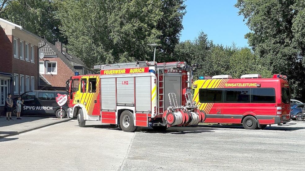 Nach wenigen Minuten standen bereits nur noch zwei Fahrzeuge der Feuerwehr auf dem Parkplatz. Foto: Lasse Paulsen