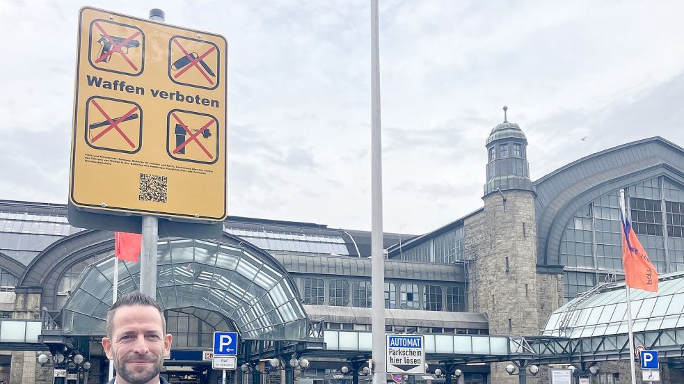 Viele Städte haben sogenannte Waffenverbotszonen eingerichtet, so wie hier am Hamburger Hauptbahnhof. (Archivbild) Foto: Franziska Spiecker/dpa