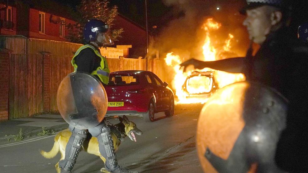 In vielen Städten kam es zu schweren Ausschreitungen. (Archivbild) Foto: Owen Humphreys/PA Wire/dpa