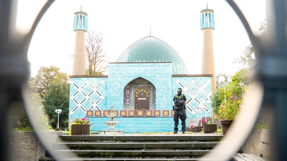 Oberste Priorität für die Kläger ist es, die Blaue Moschee wieder für die Gläubigen zu öffnen zu können. (Archivbild) Foto: Daniel Bockwoldt/dpa