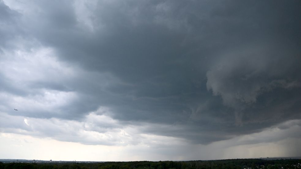 Wenn sich am Dienstag Gewitter bilden, können die heftig ausfallen. Foto: Marius Bulling/dpa