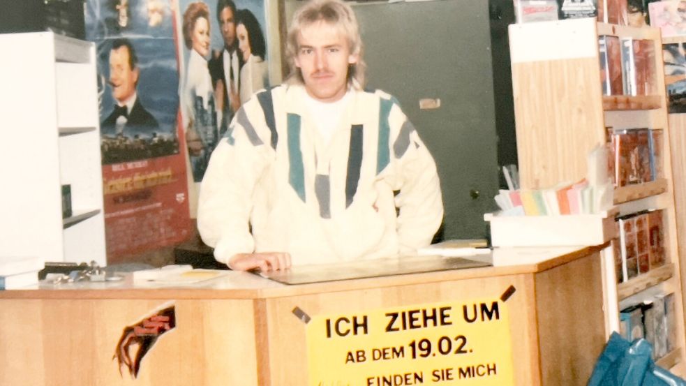 Rainer Peters in seiner ersten Filiale im Jahr 1987 - mit rund 300 Filmen auf 40 Quadratmetern. Foto: Peters