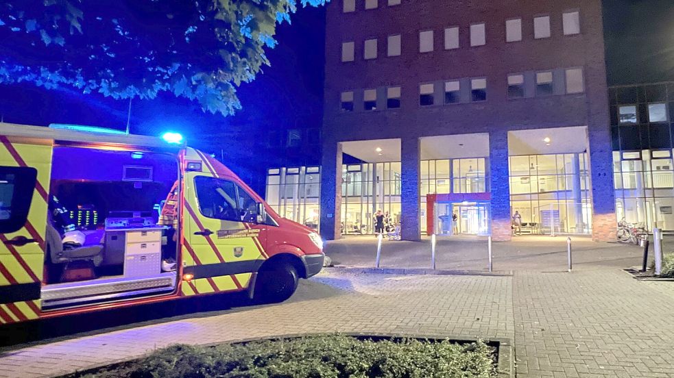 Die Auricher Feuerwehr war am Dienstagabend an der Ubbo-Emmius-Klinik im Einsatz. Foto: Volker Altrock