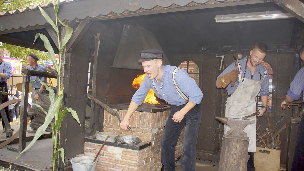 Auf den Korsowagen herrscht stets gute Stimmung. Foto: Holger Janssen