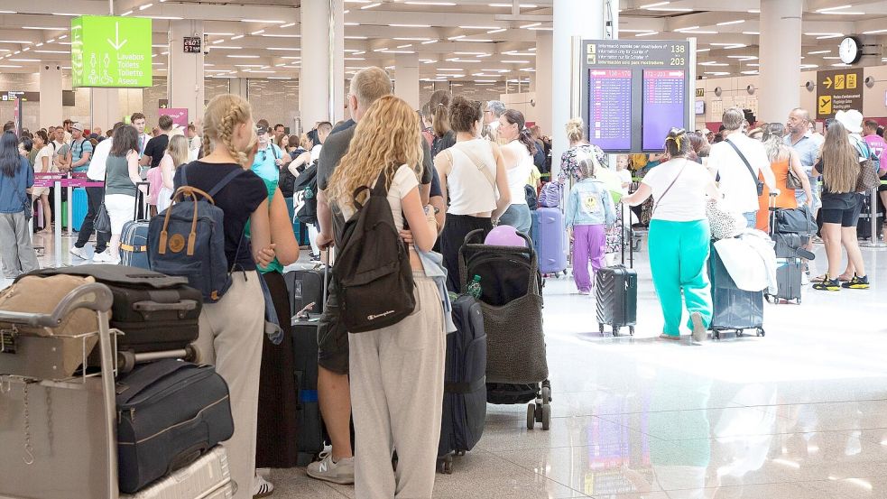 Von den Flugausfällen und Verspätungen waren zahlreiche Touristen betroffen. (Archivbild) Foto: picture alliance/dpa