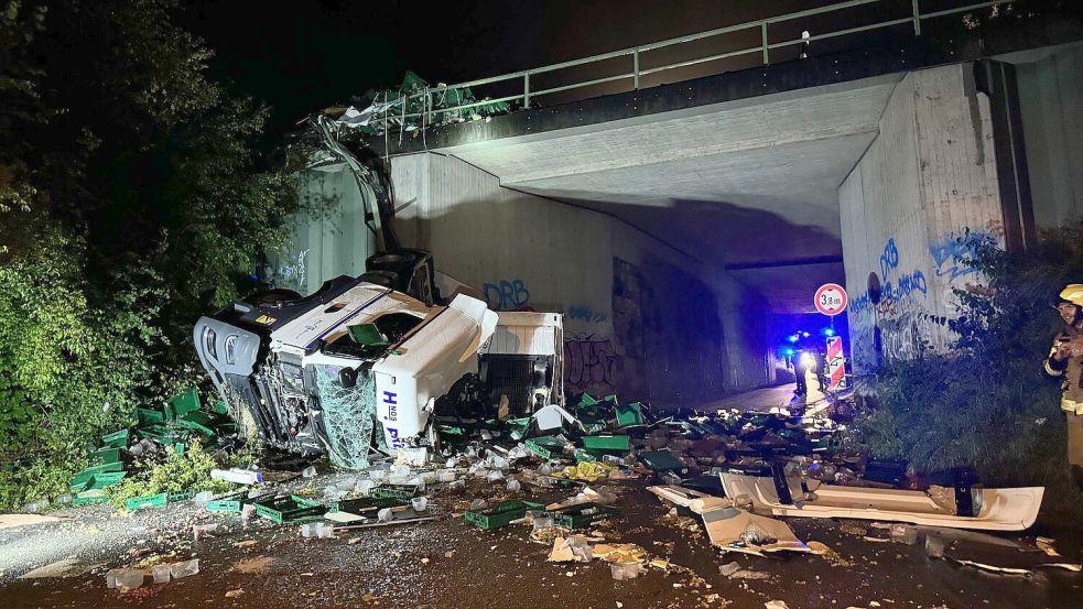 Ein Lkw ist von einer Autobahnbrücke auf eine darunterliegende Straße gestürzt. Foto: Christian Müller/Westfalennews/dpa