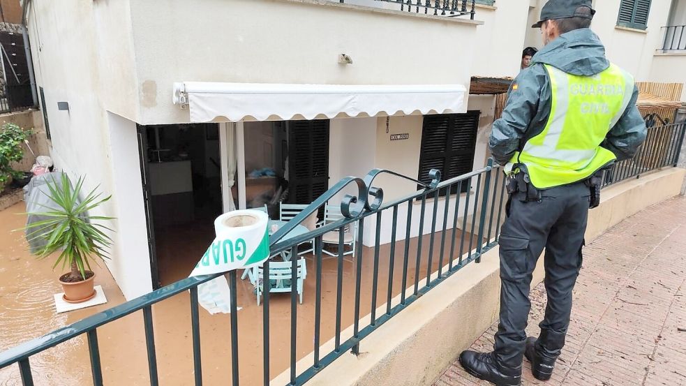 In Port de Sóller musste die Polizei zehn Menschen aus ihrem Zuhause retten, weil das Wasser schon knietief in der Wohnung stand und sich die Tür nicht mehr öffnen ließ. Foto: Guardia Civil/Europapress/dpa